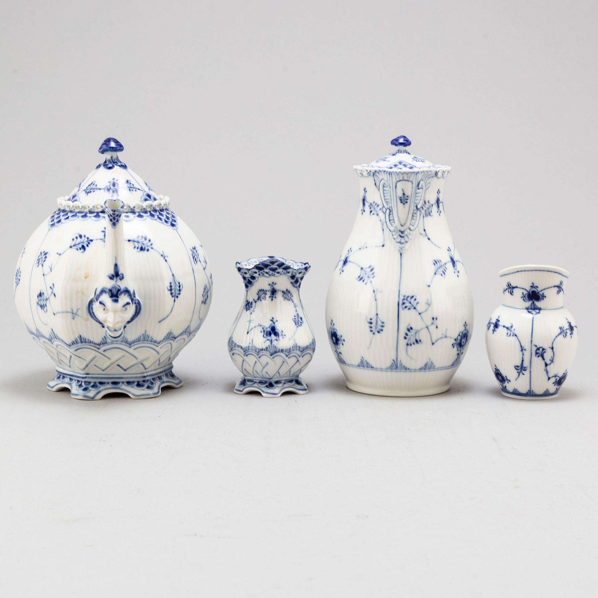 SERVIS, 46 delar, porslin. Royal Copenhagen, Musselmaalet, 1900-tal.