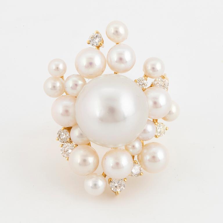 Cultured pearl and brilliant-cut diamond cocktailring.