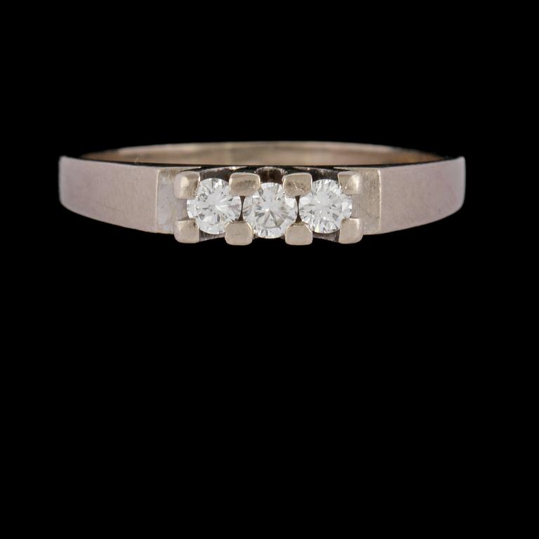 RING, 18k vitguld med 3 briljantslipade diamanter, 0.16 ct, Gustav Dahlgren & Co, Malmö. Vikt 3,8 g.