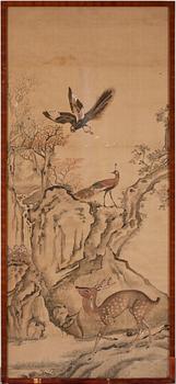 1669. MÅLNING, sen Qing dynastin (1644-1912). Klipplandskap med påfåglar och hjort.