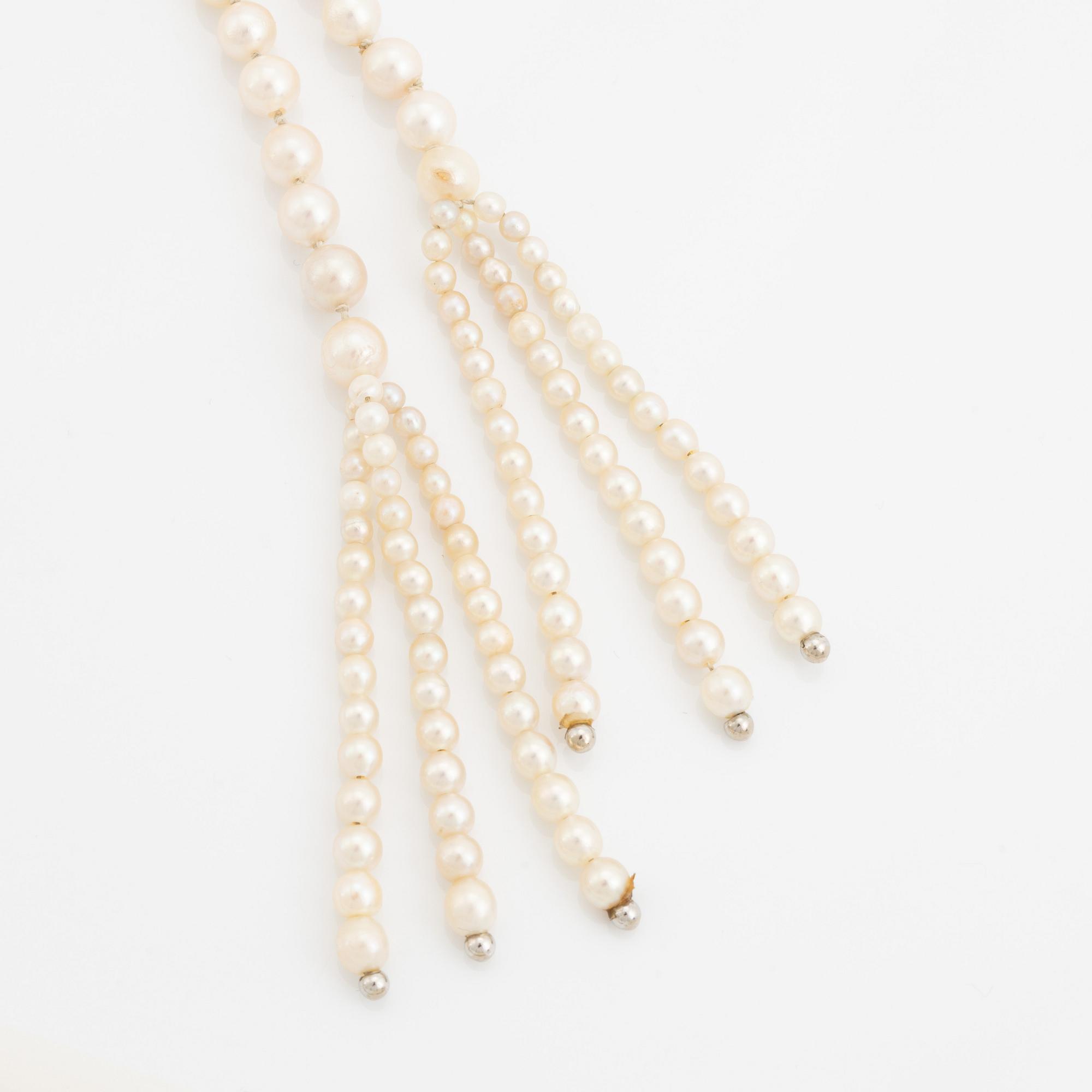 A cultured pearl necklace with silver divider.