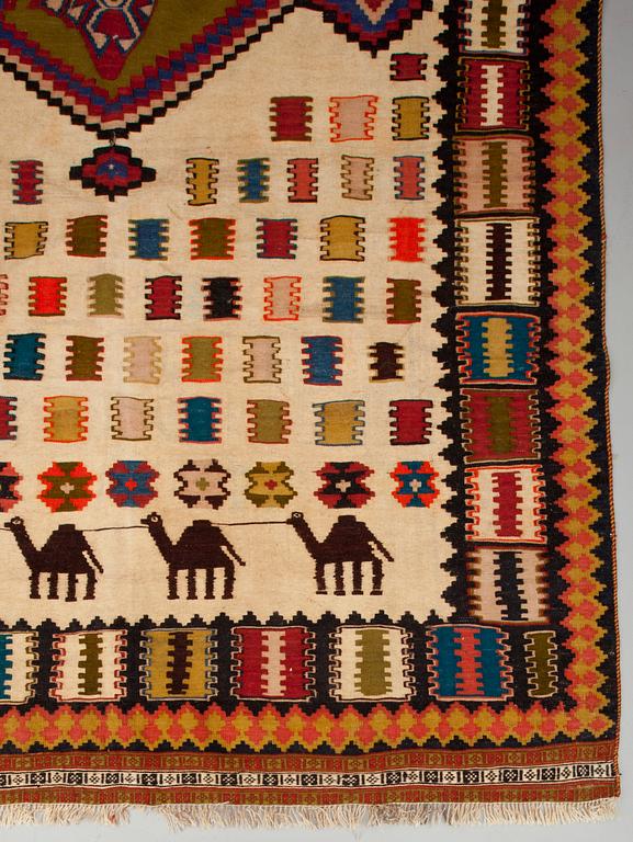 MATTO, Kelim. Noin 292x170 cm.