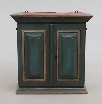 HÄNGSKÅP, allmoge, 1800-talets första hälft.