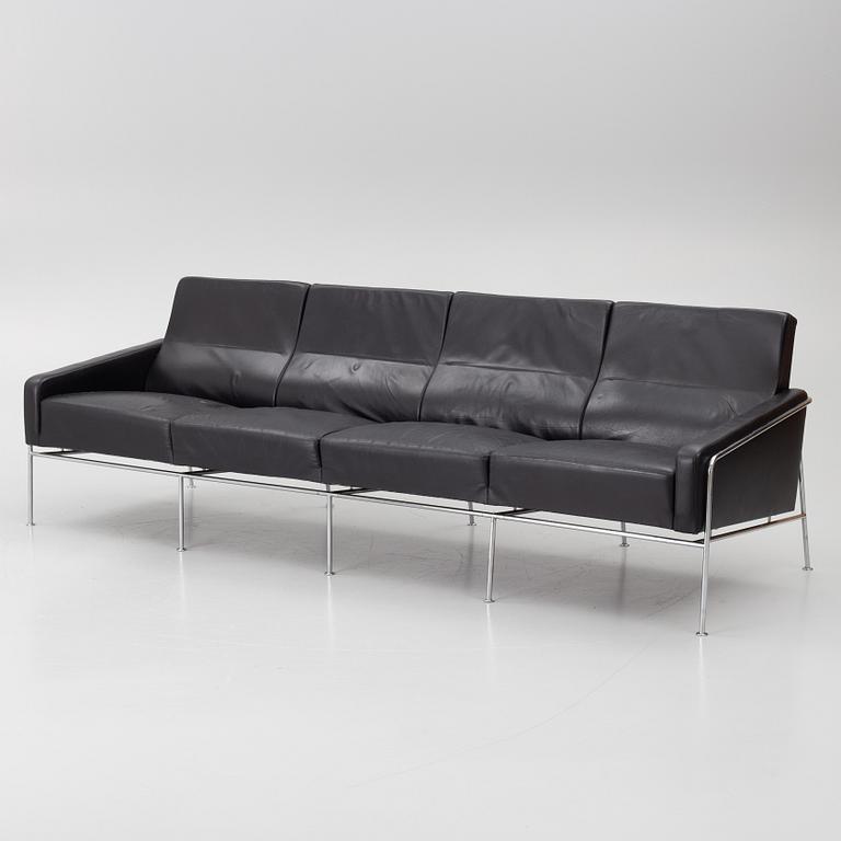 Arne Jacobsen, Sofa, model series FH-3300 “Lufthavnssofa”, Fritz Hansen.