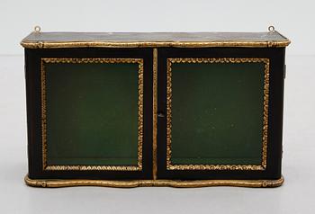 VÄGGVITRINSKÅP, omkring år 1900.