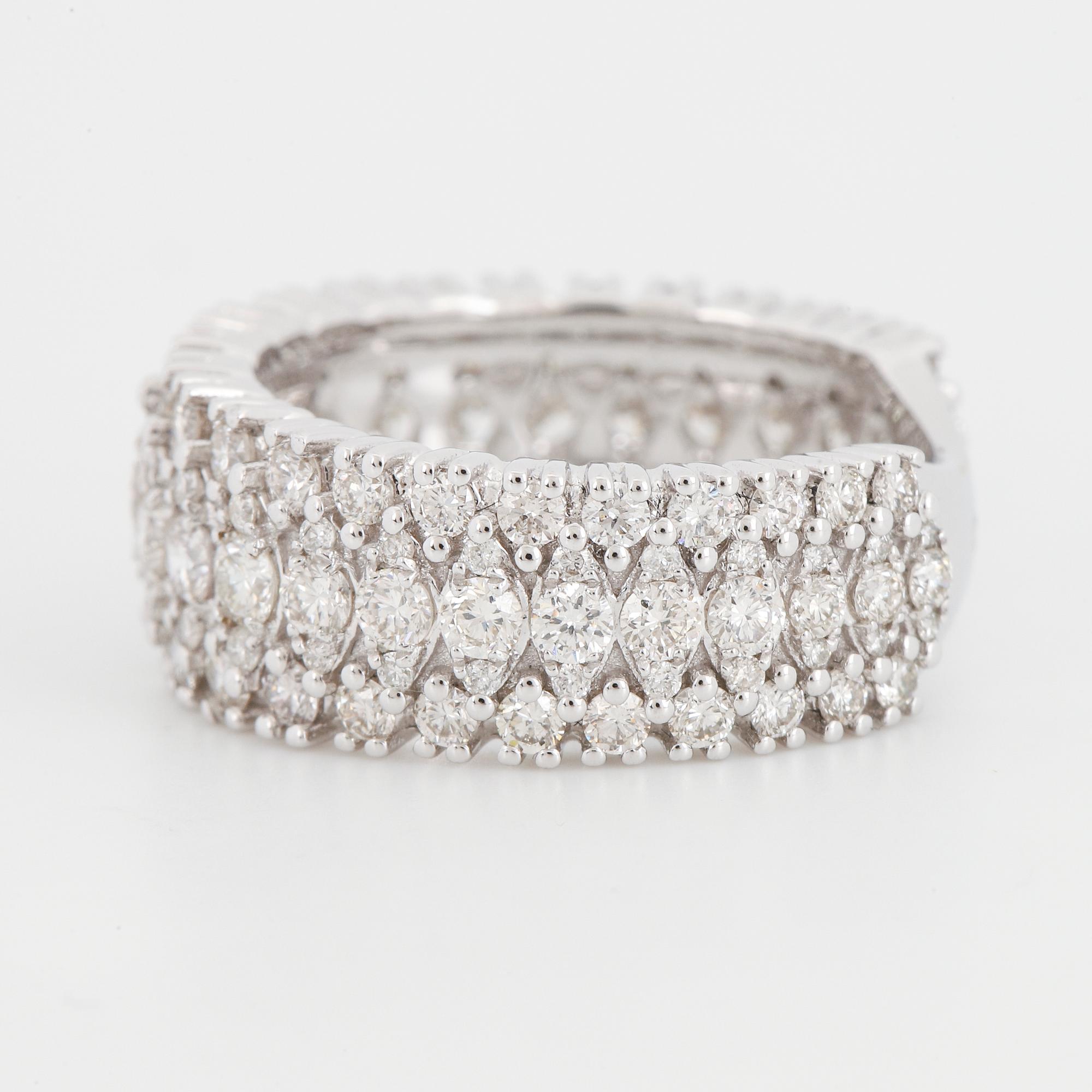 Round brilliant-cut diamond ring.