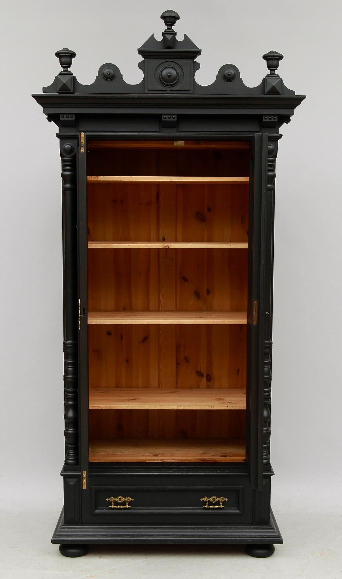 KLÄDSKÅP, 1800-talets andra hälft.