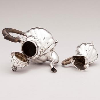 A silver teapot and milk jug with wooden handles, B. Schäfer, Dresden. Mahd. yhd 1222883.