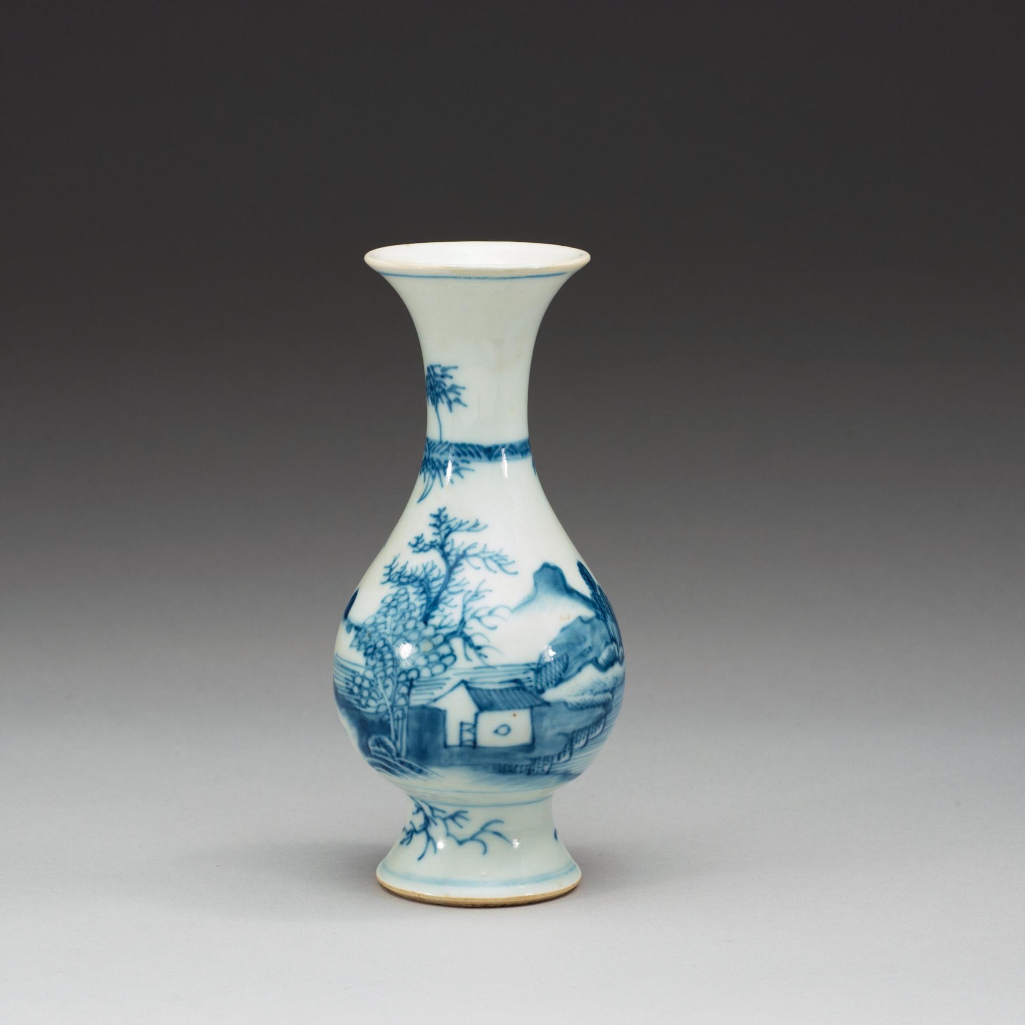 A blue and white vase, Qing dynasty.