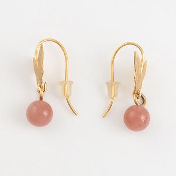 Ett par örhängen 18K guld med rosaaktig sten, i etui från Dulong.