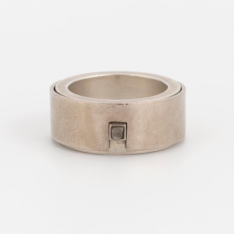 RING, Helena Edman, silver med oslipad diamant.