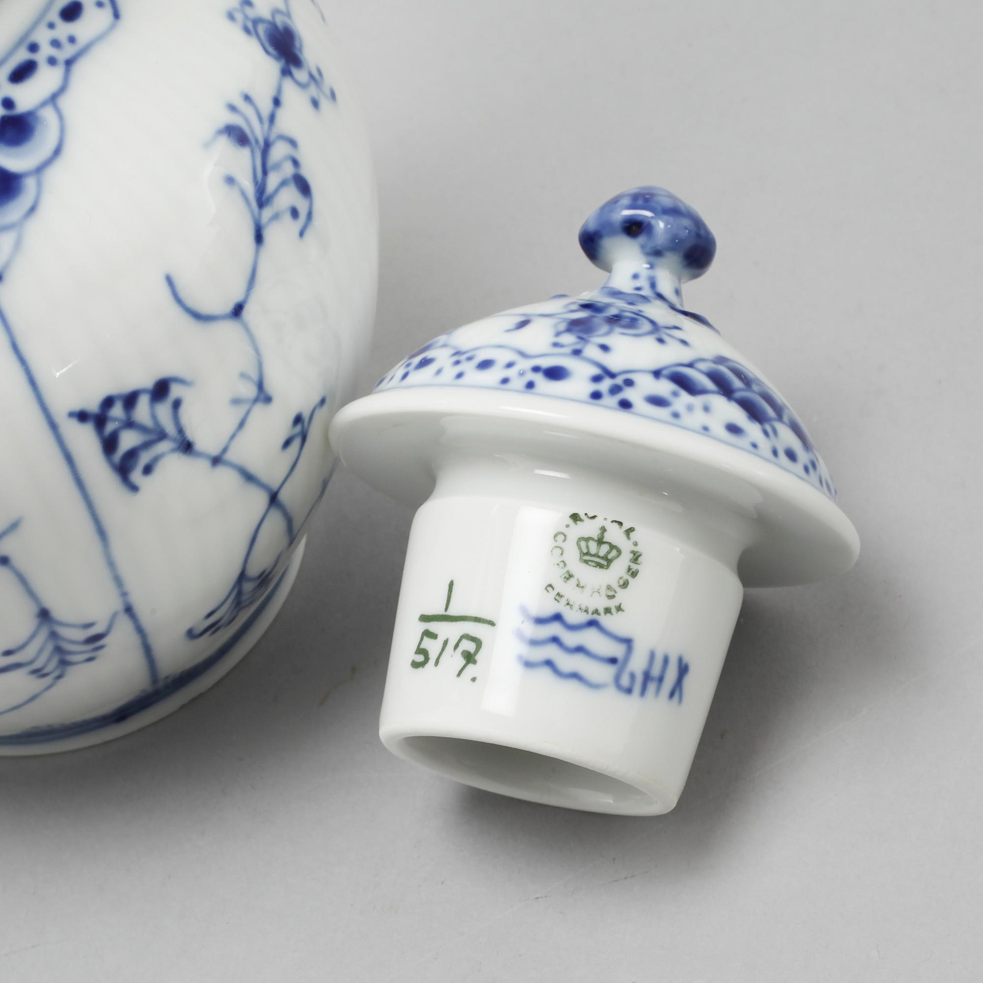 64 pieces of porcelain tableware from Royal Copenhagen, model "Musselmalet", 20th century.