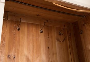 KLÄDSKÅP, gustaviansk stil, 1900-talets första hälft.