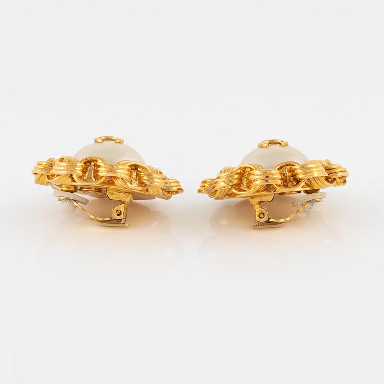 Chanel, earrings, a pair from 1990.