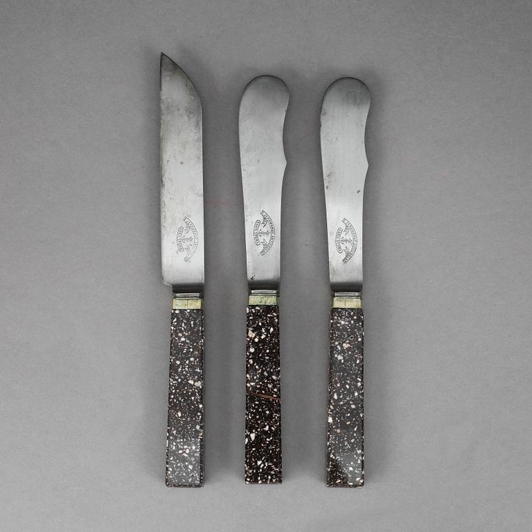 KNIVAR, 3 st, skaft i porfyr. 1800/1900-tal.