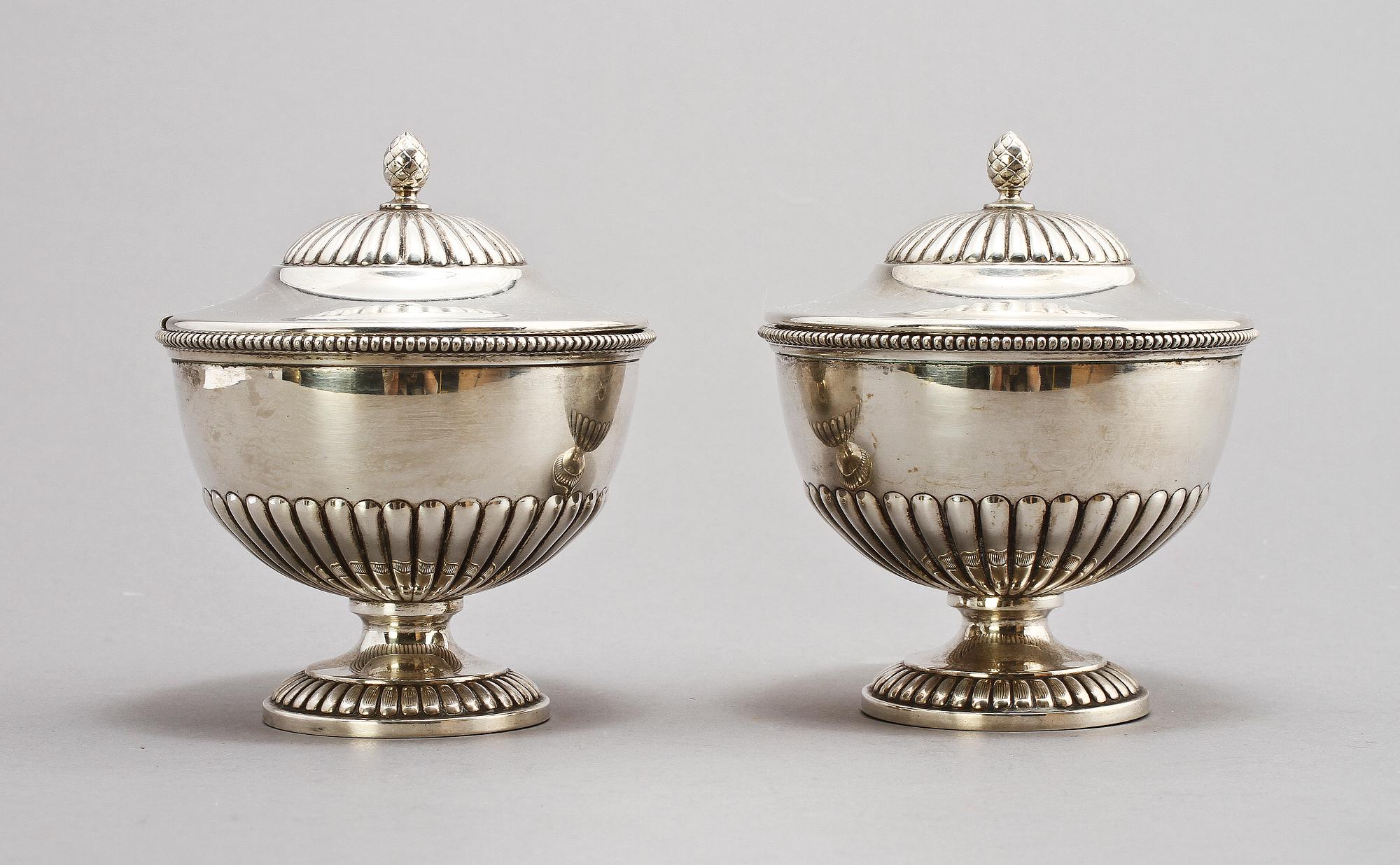 SOCKERSKÅLAR, ett par, silver, Stockholm, 1908. Vikt 523 g.