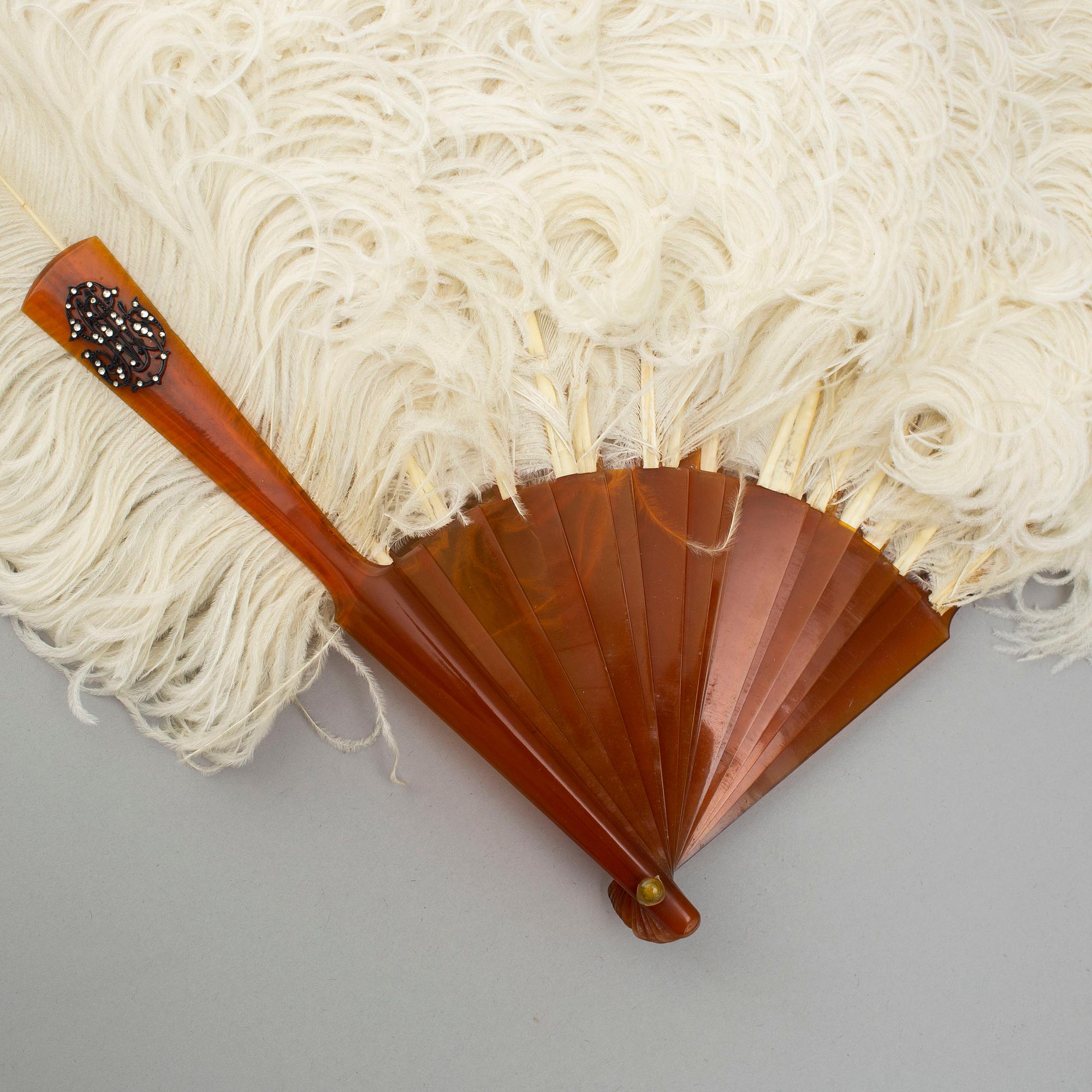 SOLFJÄDRAR, två stycken, struts och sköldpaddsskal. Tidigt 1900-tal.