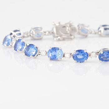 ARMBAND, med fasettslipade blå safirer ca 12.30 ct och briljantslipade diamanter ca 0.50 ct.
