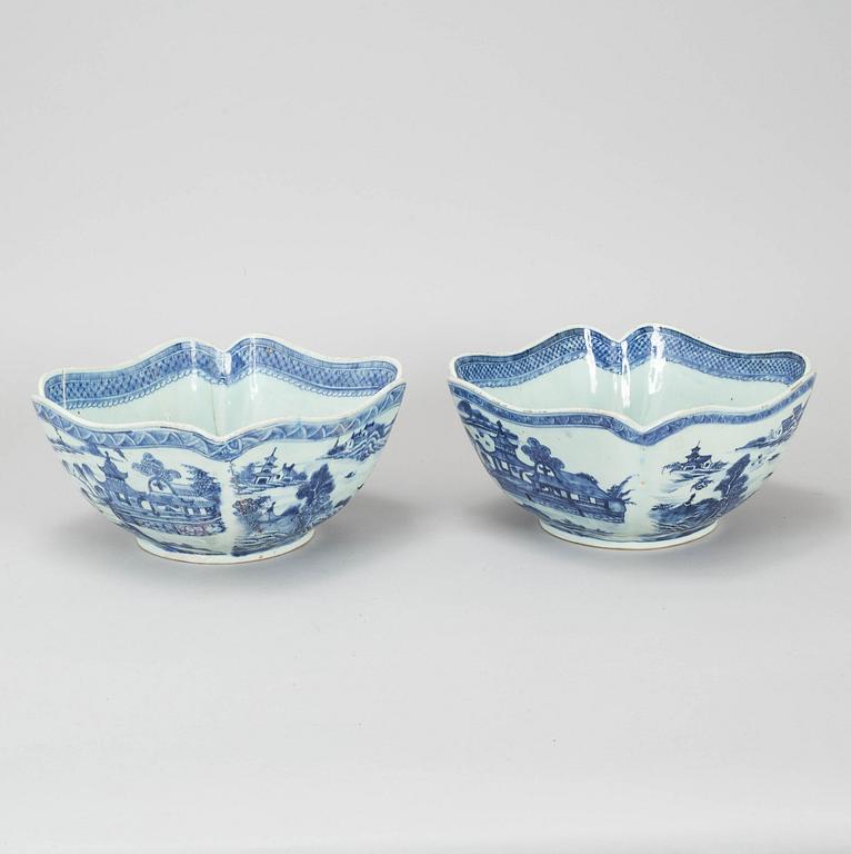 A blue and white saladiere, Qing dynasty, Qianlong (1736-95).