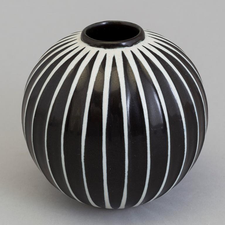 A Stig Lindberg earthenware 'Domino' vase, for Gustabsnerg. 1955-1969.