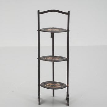 CAKESTAND, kinesiserande. 1900-tal.