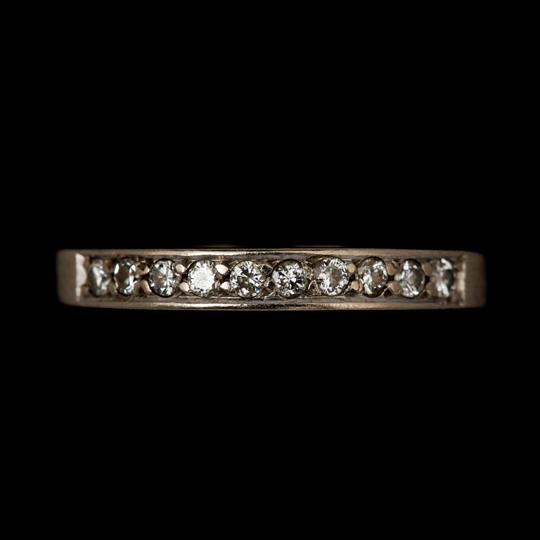 RINGAR, 2 st. 18k vitguld med briljantslipade diamanter tot ca 0,37 ct. enligt gravyr. Vikt 5,6 g.