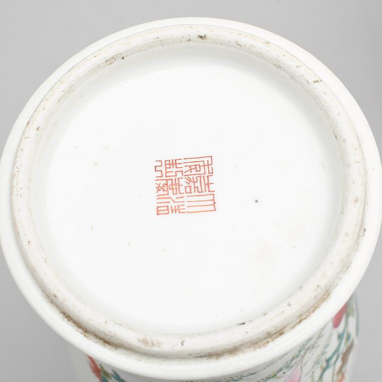 VASER, ett par, porslin, Kina, 1900-talets andra hälft.