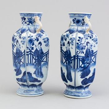 A pair of chinese Kangxi vases, 1662-1722.