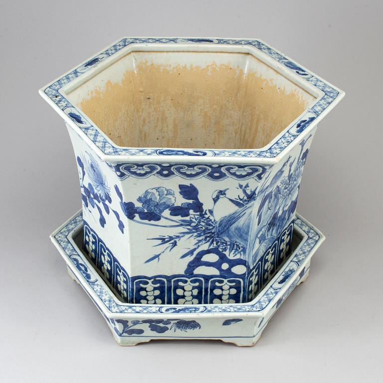 A blue and white flower pot with stand, Qing dynasty, Qianlong (1736-95).