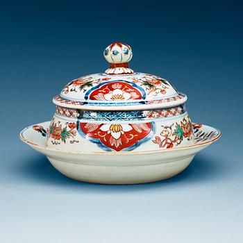 1569. A Japanese imari tureen with cover, 18th Century.