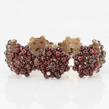 Garnityr med granater, armband, armring, broscher 2 st.