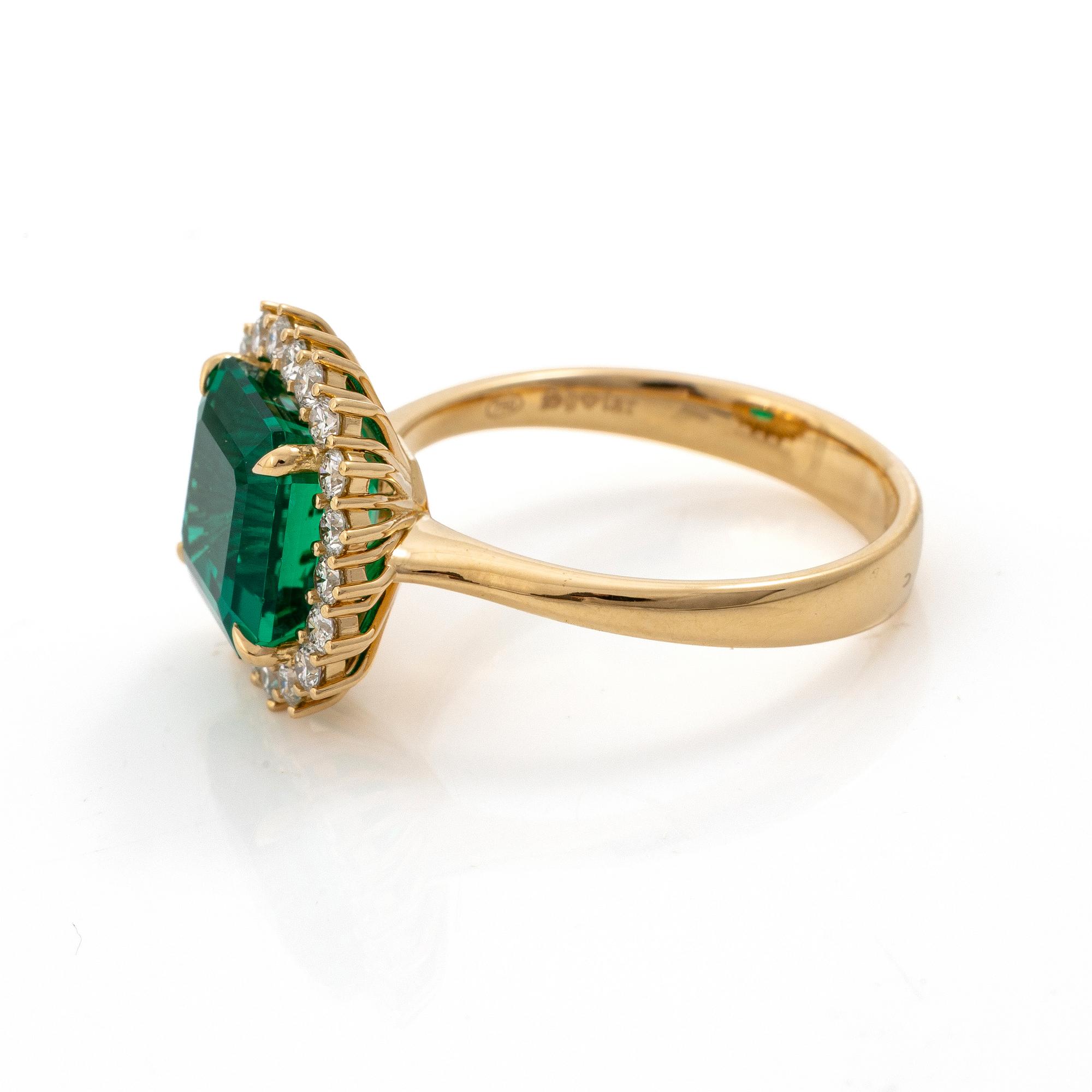 Ring 18K gold with synthetic emerald and brilliant-cut diamonds.