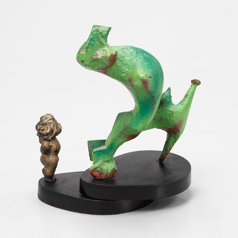 Tomas Almberg, skulptur. Bemålad brons, total höjd 38 cm, total längd 31 cm.