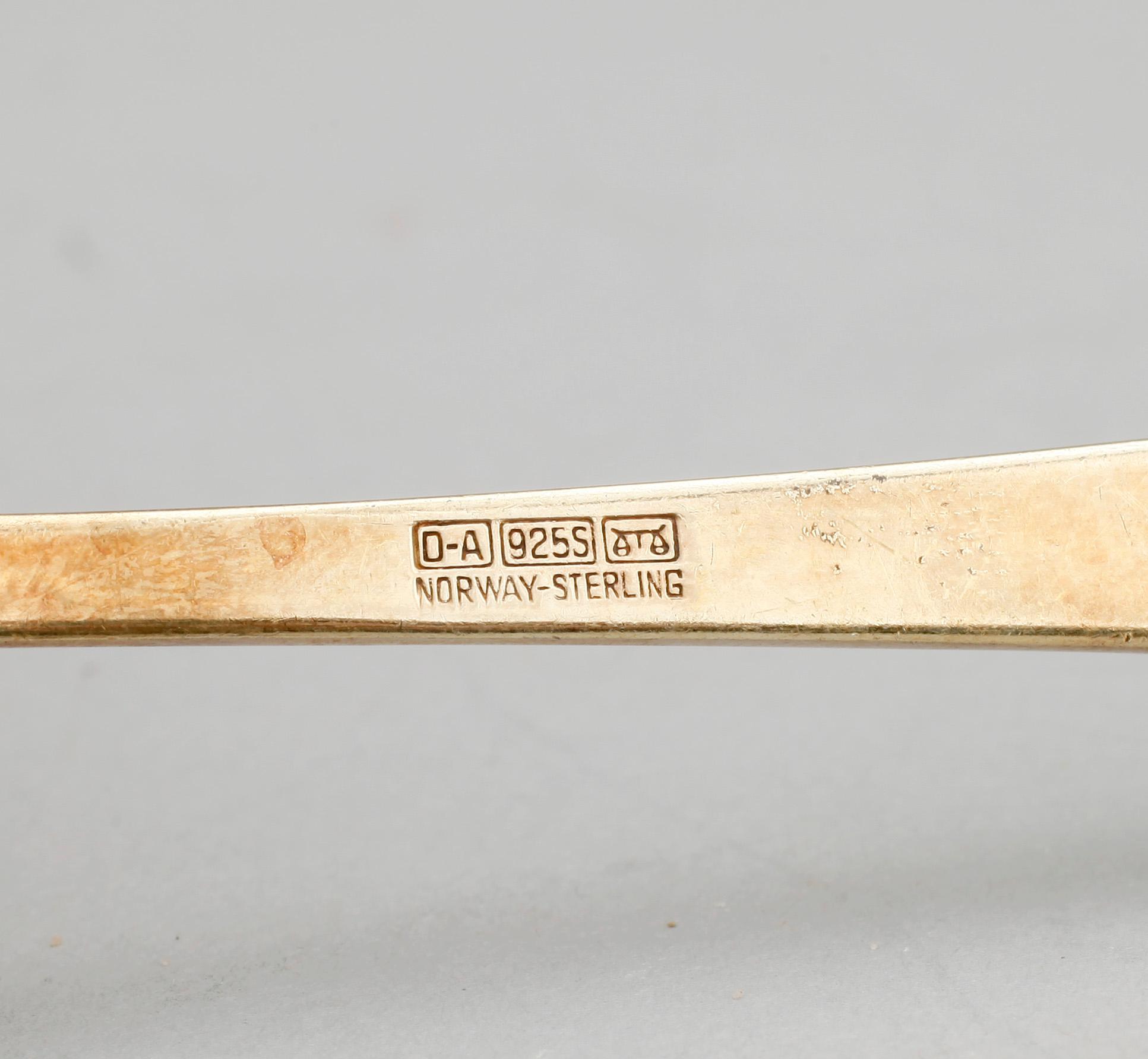 DESSERTSKEDAR, 6 st, förgyllt silver och emalj, David Andersen, Norge, 1900-tal. Vikt ca 151 gr.