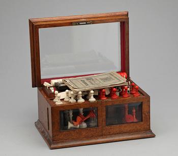 LÅDA MED SPELPJÄSER, trä, ben samt plast, 1800/1900.