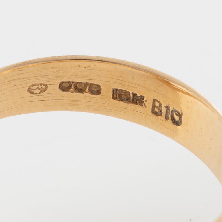 Ring 18K guld med vit syntetisk spinell.