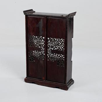 SKÅP, orientaliskt, 1900-talets första hälft.