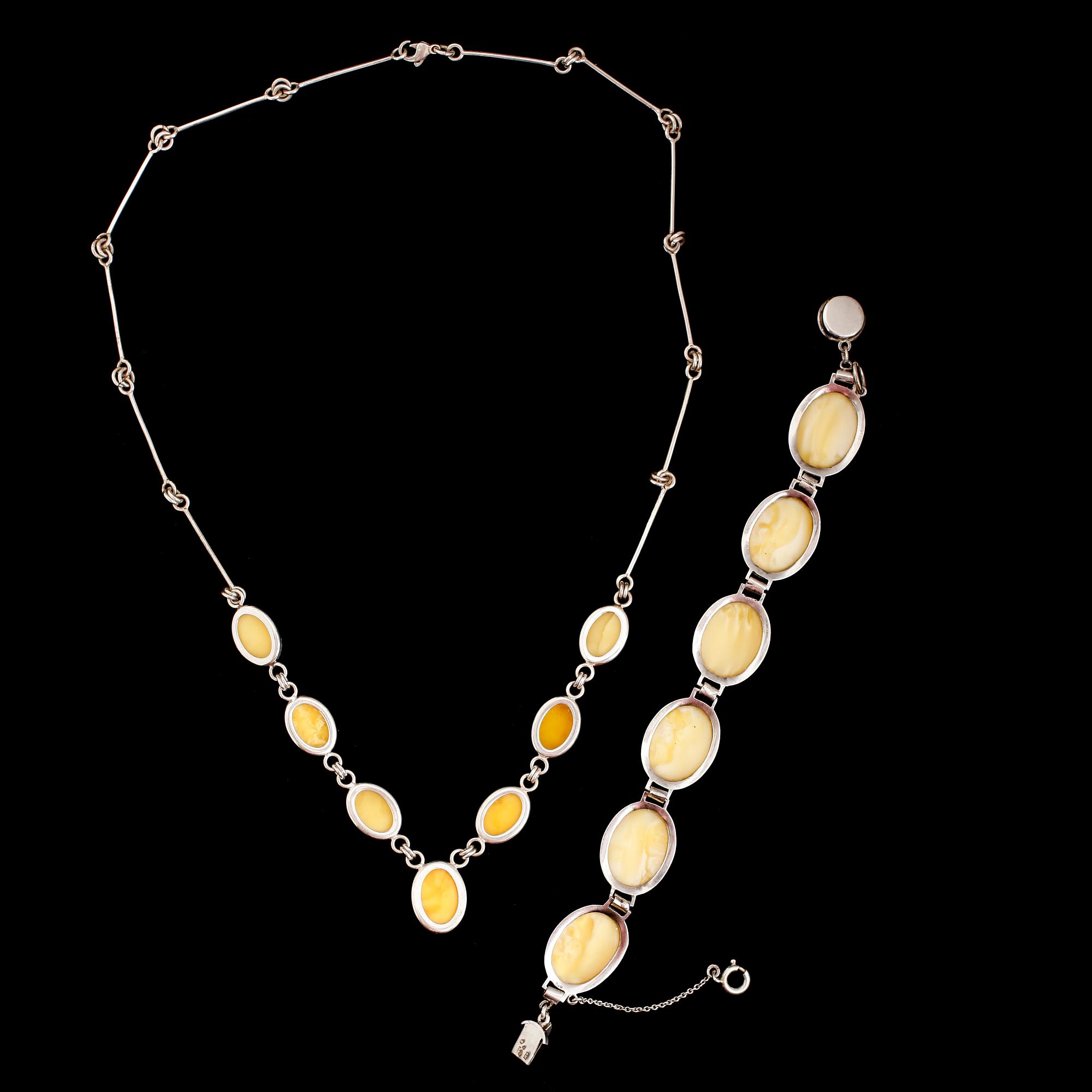 HALSBAND SAMT ARMBAND, gul bärnsten och silver, 1900-talets andra hälft.