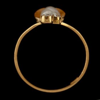 RING, 18k guld med två briljantslipade diamanter tot ca 0.14 ct samt odlad sötvattens pärla. Vikt 2 g.