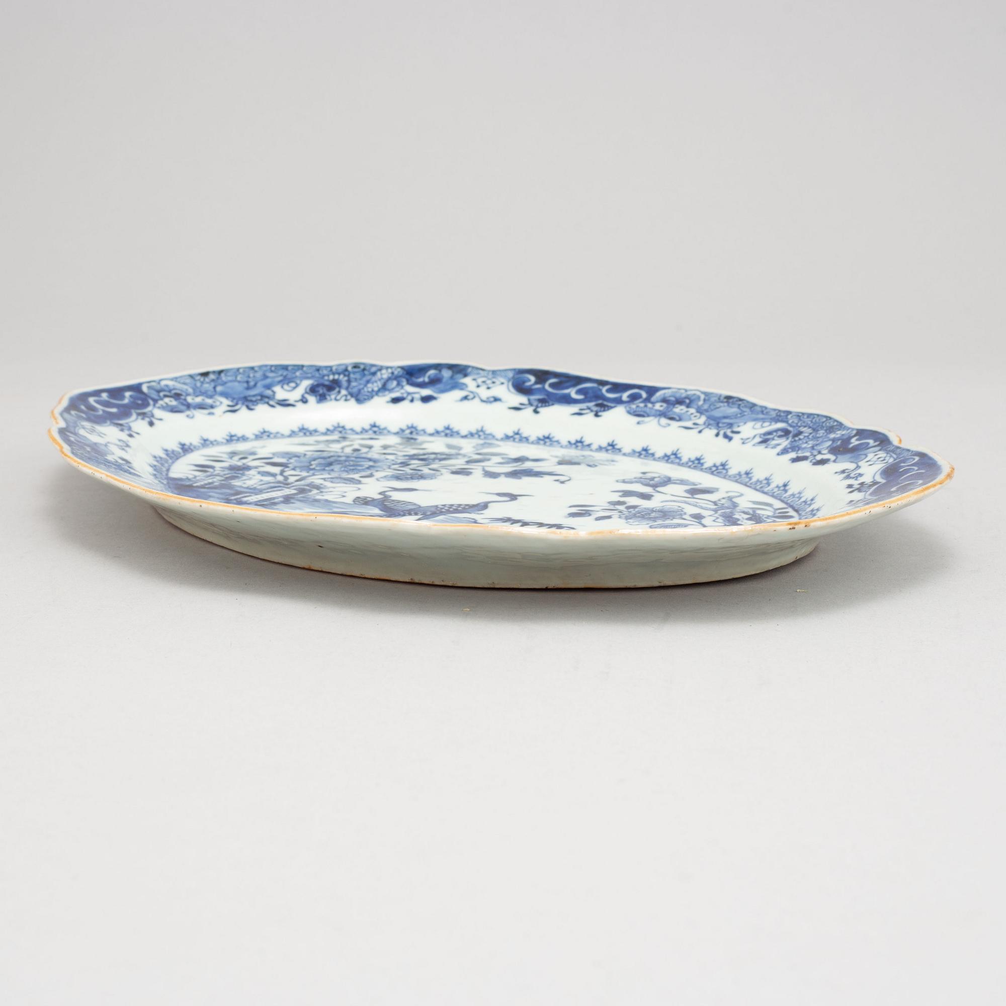 A blue and white serving dish, Qing dynasty, Qianlong (1736-95).