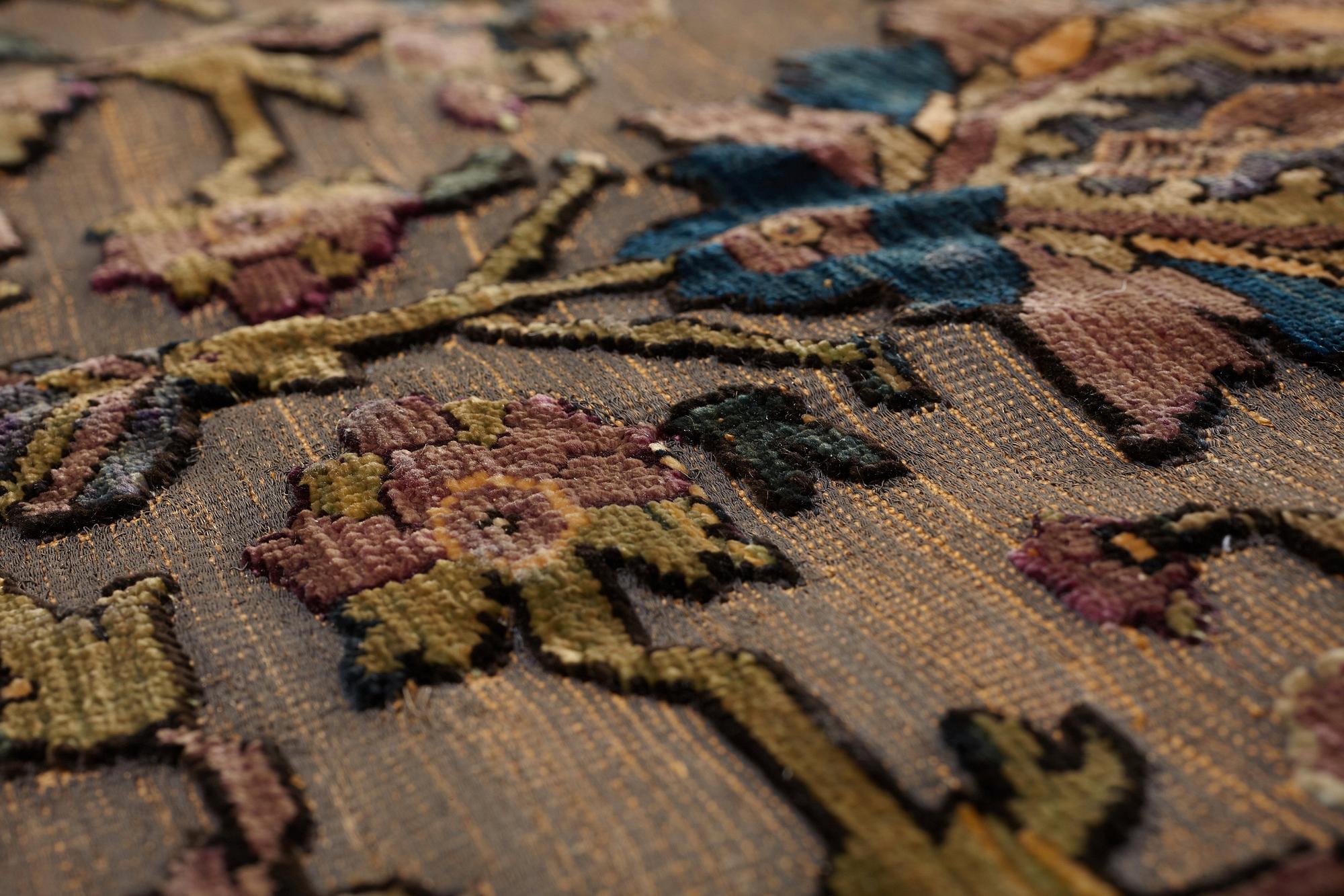 MATTA, antik/semiantik silke Keshan Souf, sannolikt Motachem, ca 112,5 x 100-93 cm (samt överst 1½ cm slätväv).