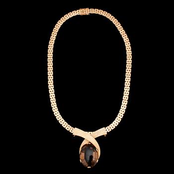 COLLIER, 18k guld med cabochonslipad rökkvarts, bl a Stockholm, 1962. Tot ca 80,3 g.