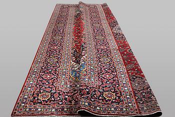 A carpet, Kashan, ca 497 x 298 cm.