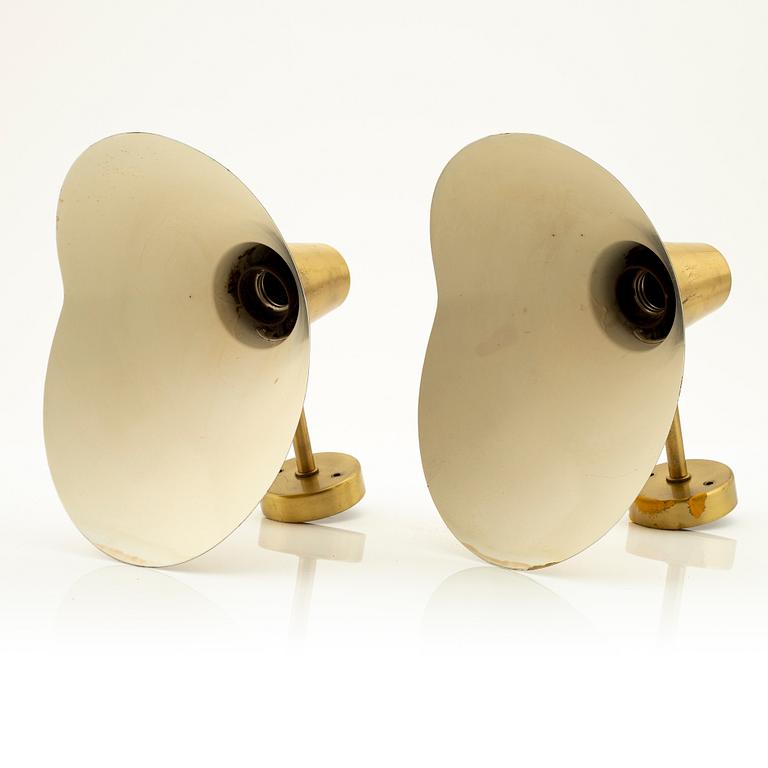 Hans Bergström, a pair of model V319 brass wall lights, Ateljé Lyktan.