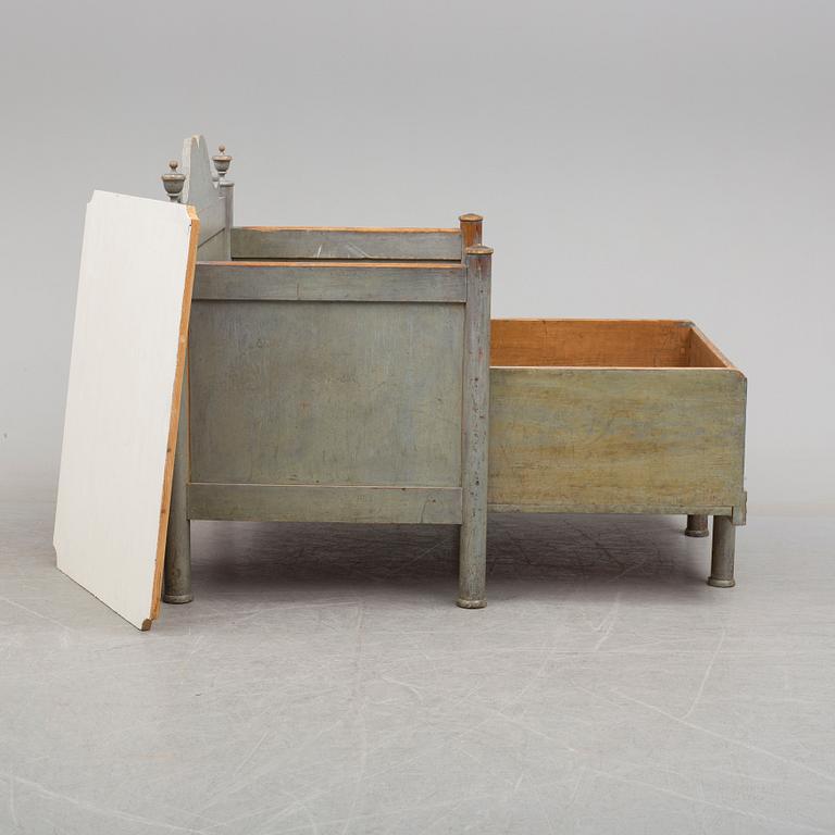 BARNSÄNG/STOL/FÖRVARING, 1800-tal.