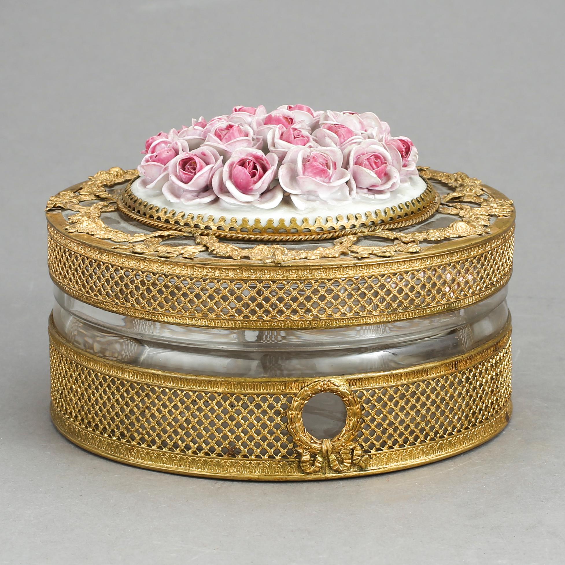 SKÅL MED LOCK, gustaviansk stil, omkring år 1900.