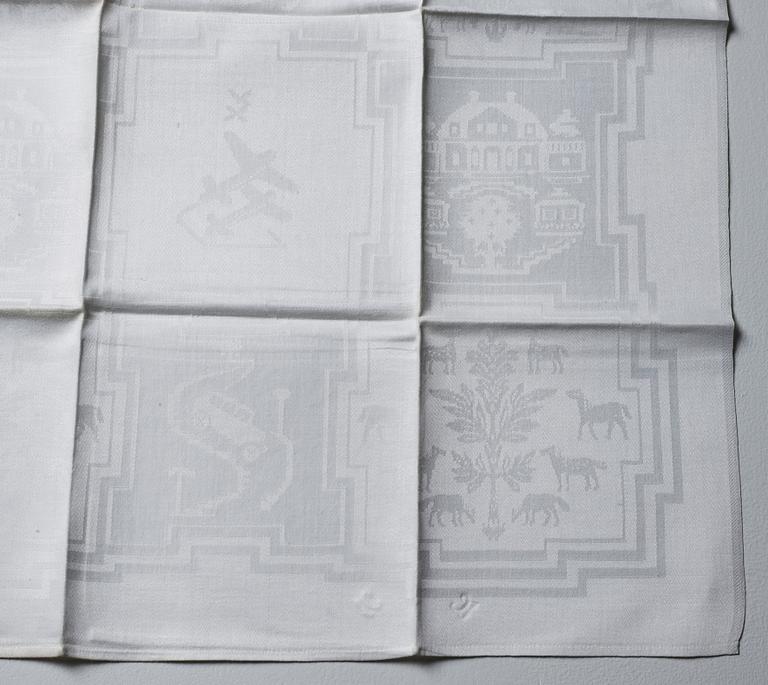 TABLECLOTH AND NAPKINS, 18 pieces. Linen damask. First half of the 20th century. The tablecloth is 414 x 176 cm,