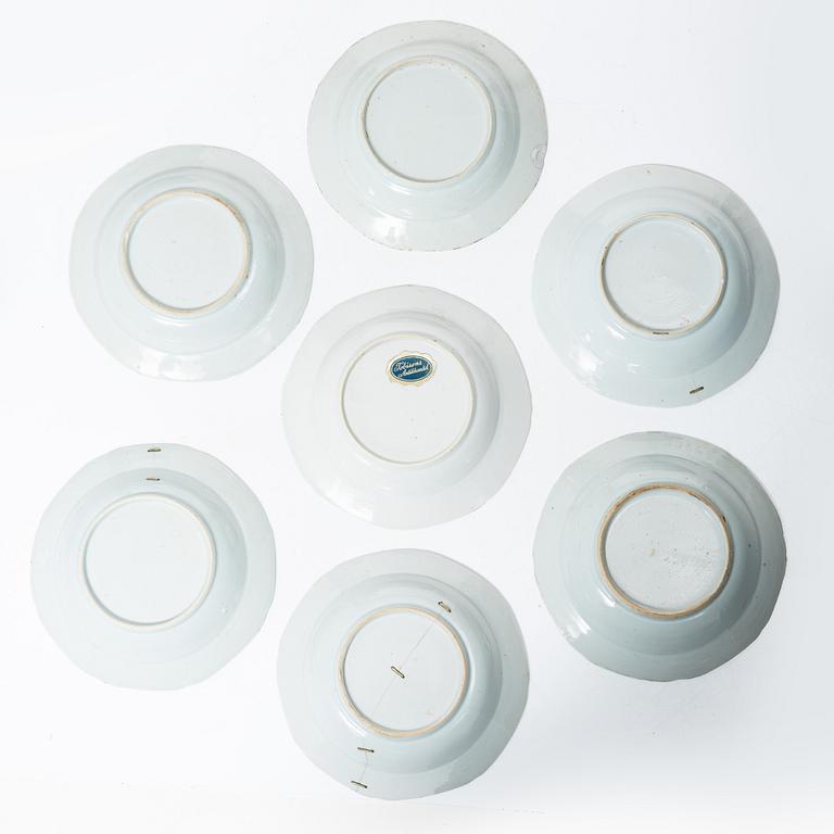 14 blue and white berry plates and five small plates, porcelain, China, Qianlong (1736-95) and Jiaqing (1796-1820).