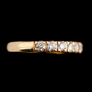 ALLIANSRING, 18 k guld med 7 briljantslipade diamanter, svenska stämplar 1992. Total vikt ca 4 gram.
