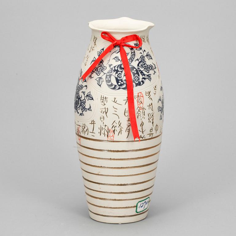 VASER, 2 st. Porslin, Kina, modern tillverkning.